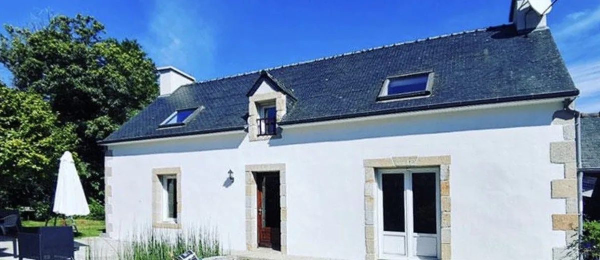 Après : façade repeinte en blanc et toiture en ardoise propre