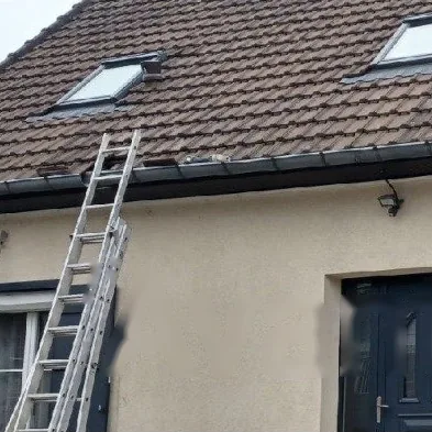 Avant : anciennes gouttières, échelles en place